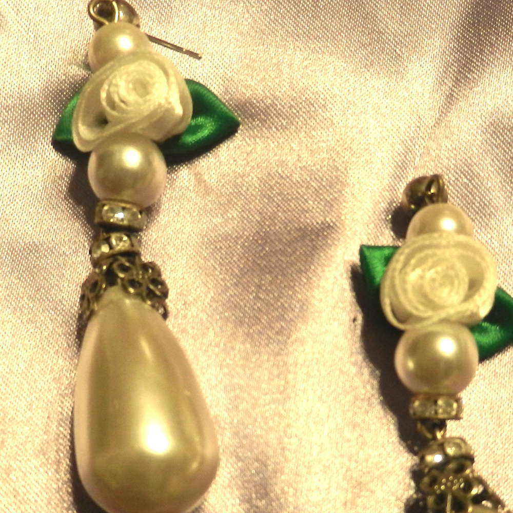VTG Contempo pearlcore pierced earrings white floral rose drop and dangle bridal